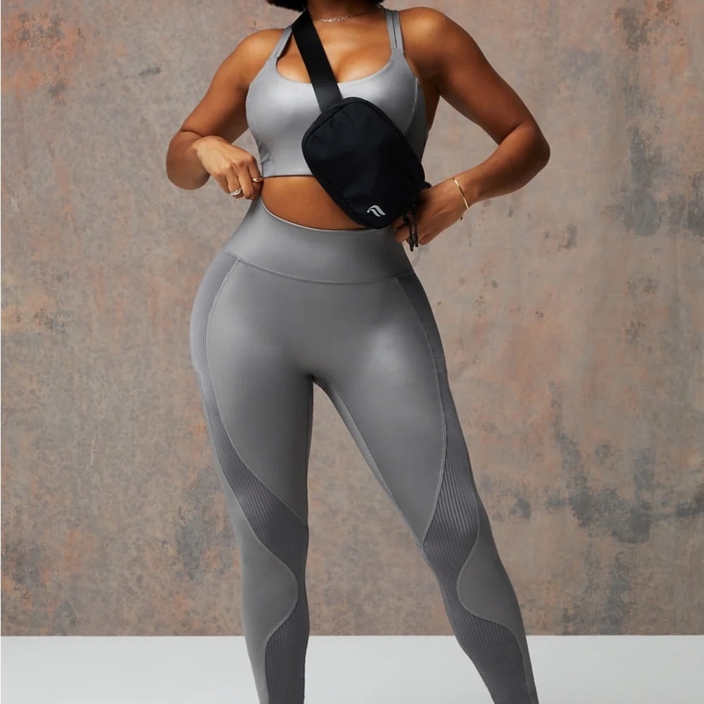 The Khloé Kardashian, edit Fabletics, gunmetal, metallic gray workout set XL